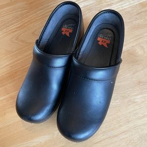 Dansko XP Clogs - Women’s size 8.5/9 US | 39 EU - Matte Black